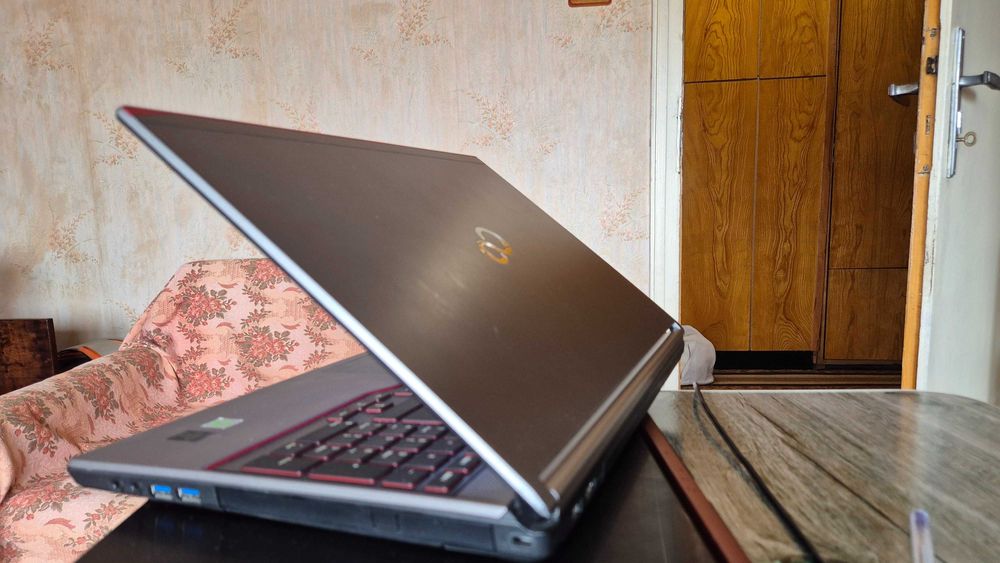 Лаптоп Fujitsu Lifebook, intel i5, ssd, 4gB ram