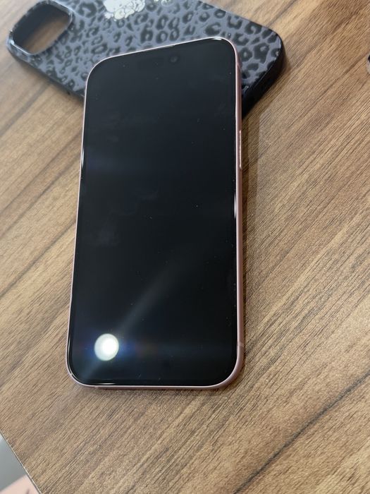 iPhone 15 розовый