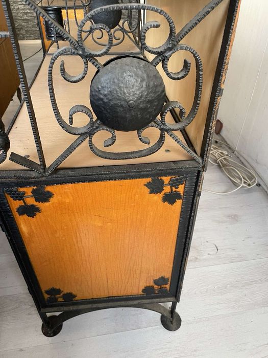 Дизайнерска библиотека с ковано желязо .