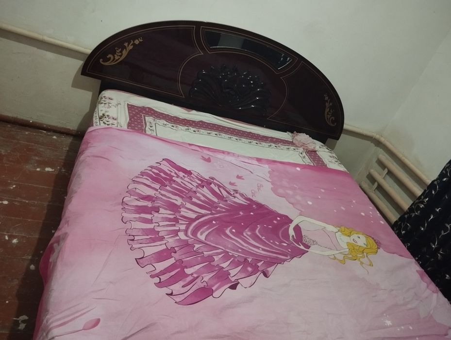 Спальняя кровать  тумба с зеркалам