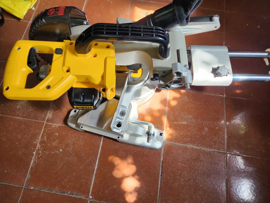 Потапящ циркуляр с герунг DeWALT DCS365N-XJ, 18 V, 184 мм, без батерия и зарядно