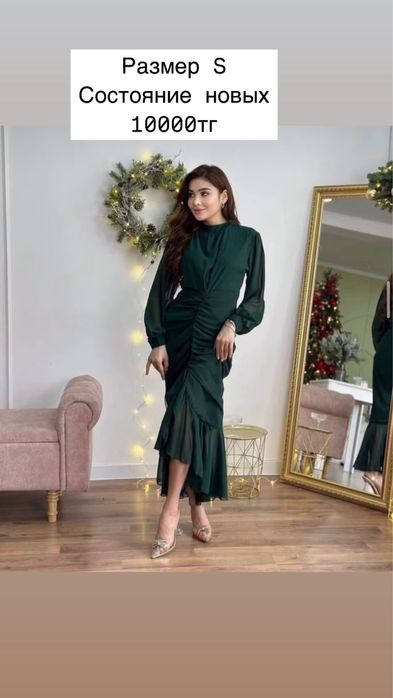 Эфектное изумрудное платье