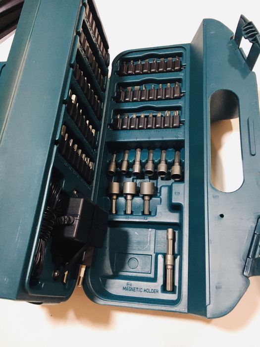 Фирм. аккумуляторная отвёртка+чемодан 80шт разных бит MAKITA ORIGINAL