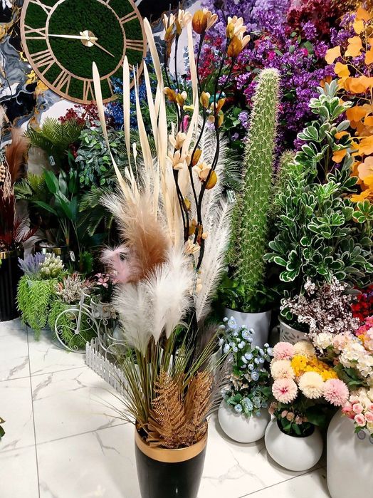 Декоративные сухие ветки. Искусственные цветы и деревья