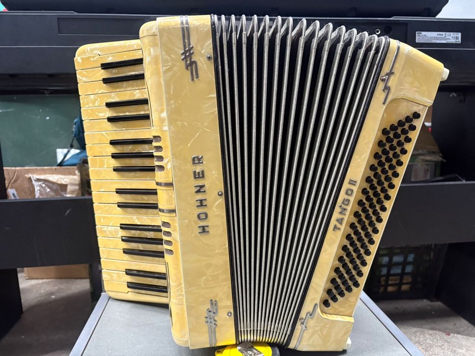 Acordeon Hohner Tango 2 cu 80 de basi potcoava clapa scurta