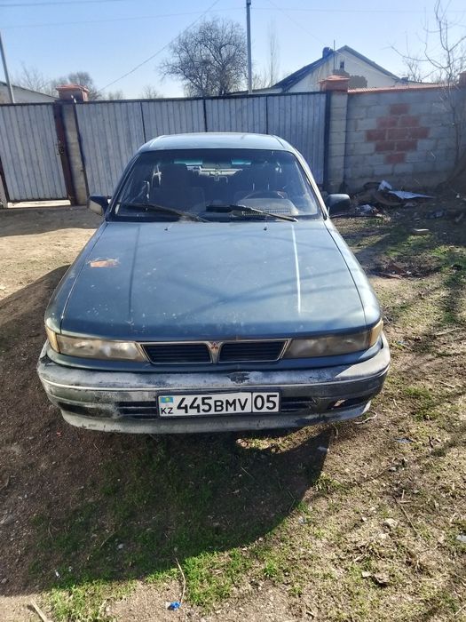 Продам митсубиси 1989 хечбек коропка первая вылетает.  На ходу
