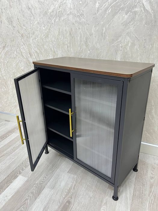 шкаф для обуви с рифлеными стеклянными дверцами и золотистыми ручками.