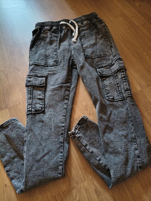 Vând papuci și pantaloni lungi