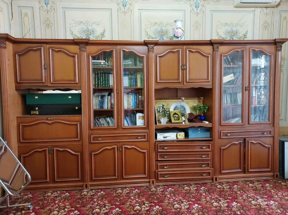 Stenka shkaf sotiladi