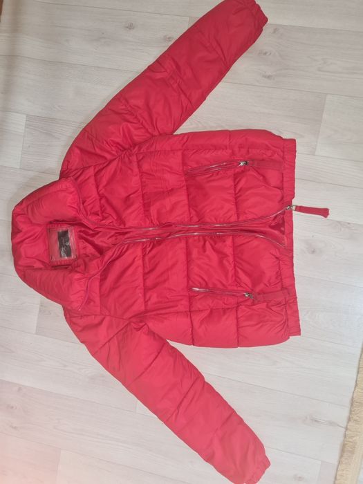 Продаю куртку осень весна