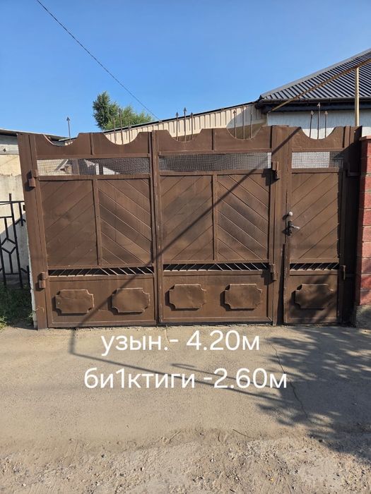 Коричневый металлический забор