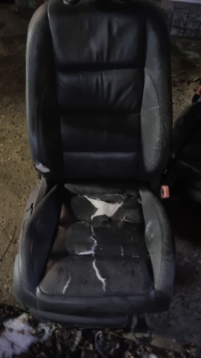 Vând scaune din piele