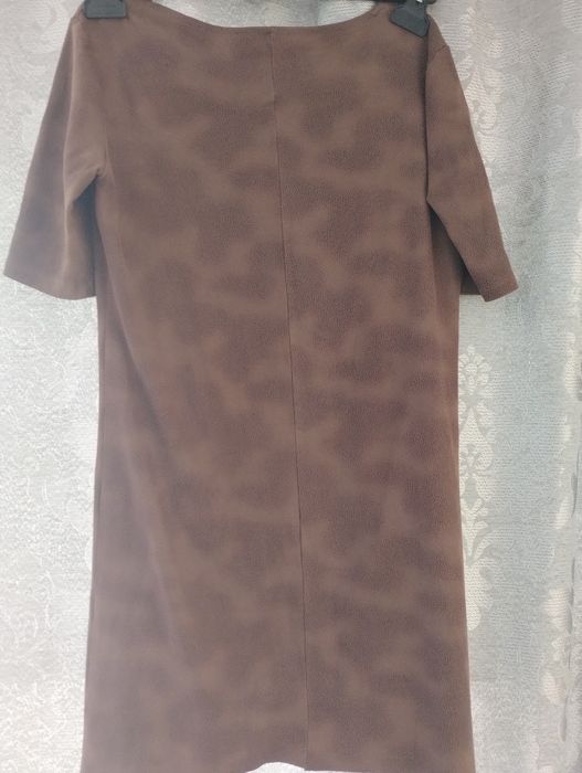 Rochita dreapta ,maneci scurte,model brodat prin perforare