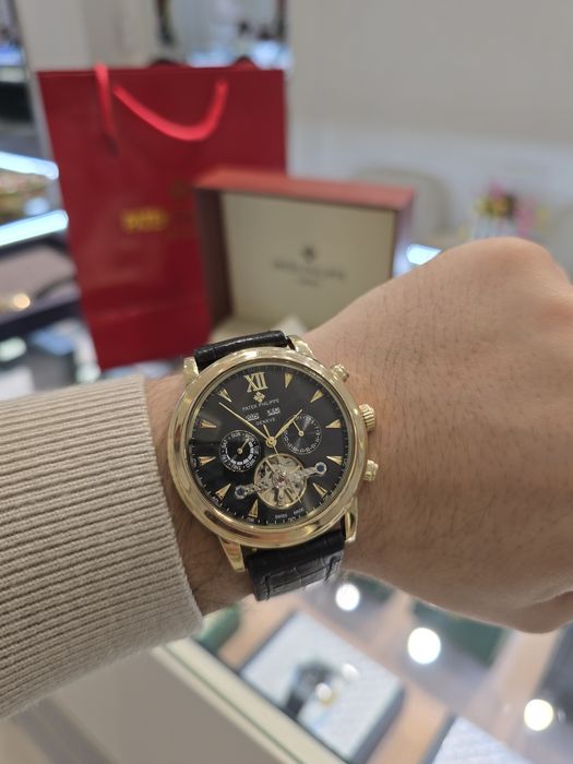 Продам классические золотые часы 585 пробы, новые в плёнках