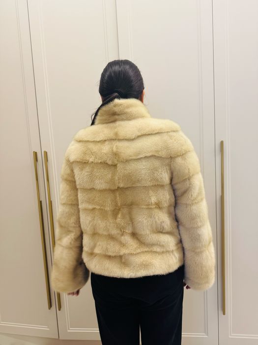 норкова шуба цвета айвори