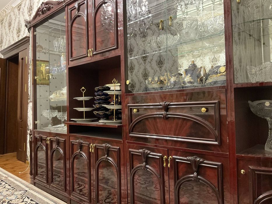 Мебель Итальянская горка, стулья, в хорошем состоянии