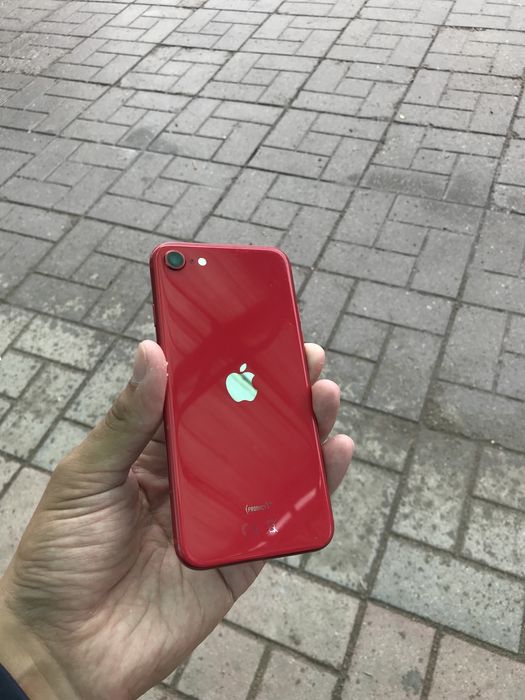 Продается iPhone se 2 поколения