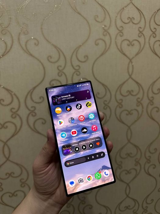 Redmagic 8s pro 256gb.