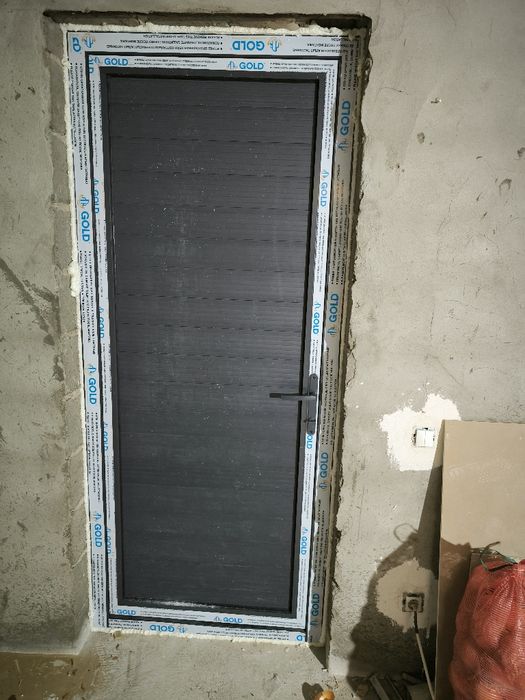 Продам двери алюминиевые.