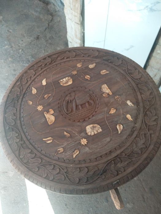 Продавам старинна дървена масичка ръчна дърворезба