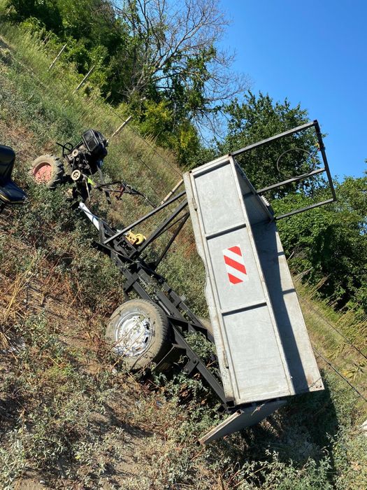 Vând remorca de masina, basculabila manual, pentru motocultor si Atv