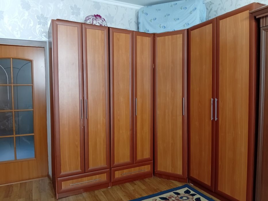 Киім ілетін шифонер. Ағаштан жасалған, түсі қоңыр.