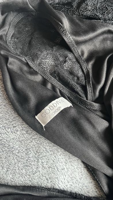 къса рокля с V-образно декулте