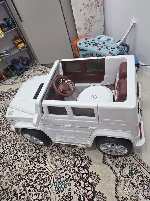 Продам игрушечную машину мерседес
