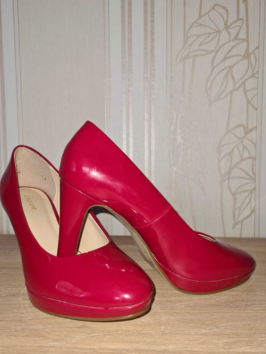 Лачени обувки на висок ток, 37 номер