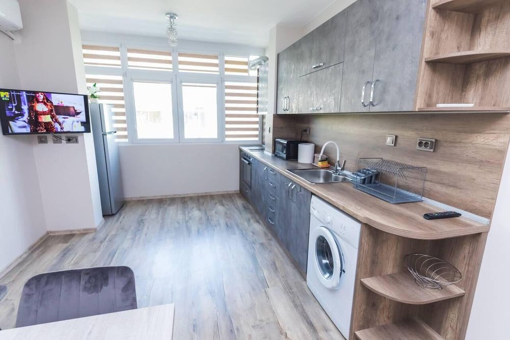 Дава се под наем Двустаен апартамент в Бургас, Лазур - 70 кв.м за 678.3 € - Снимка #1