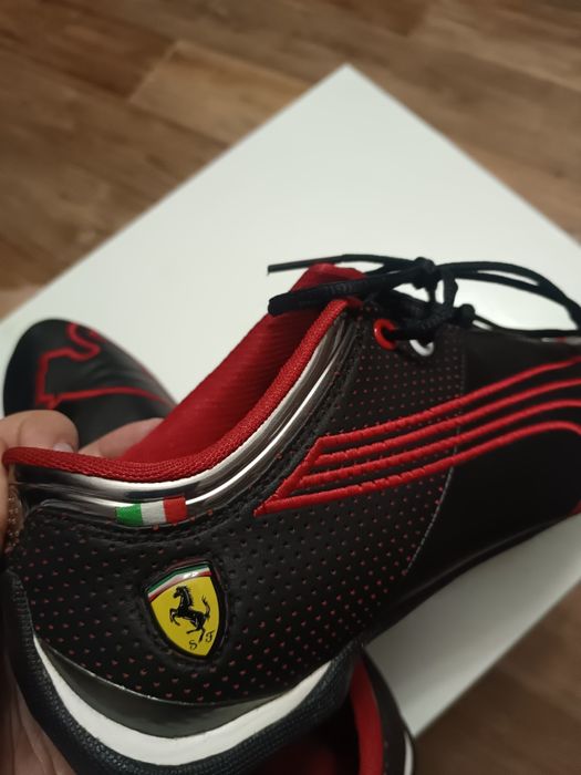 Продам бутсы-кроссовки  Ferrari