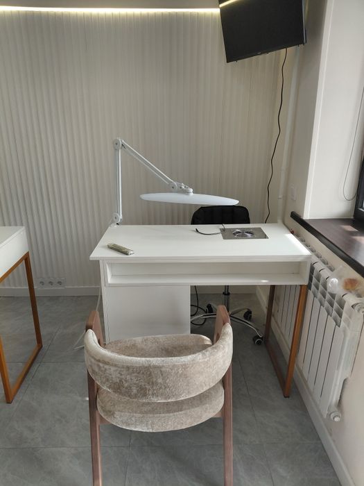 Сдам маникюрный стол в салоне.