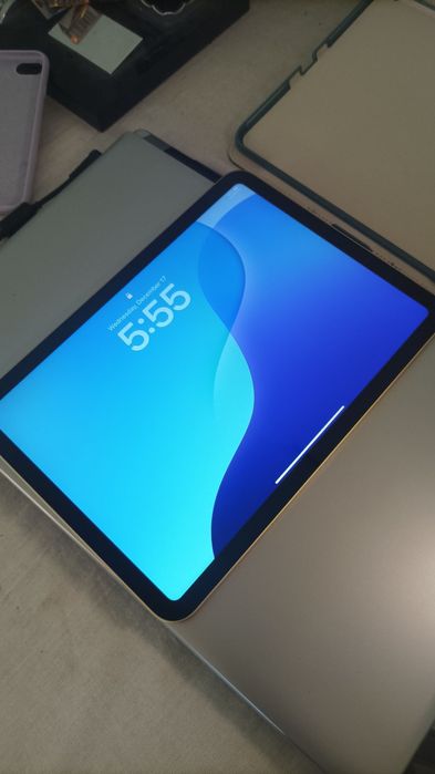 Продается iPad A16 128гб цвет золотой