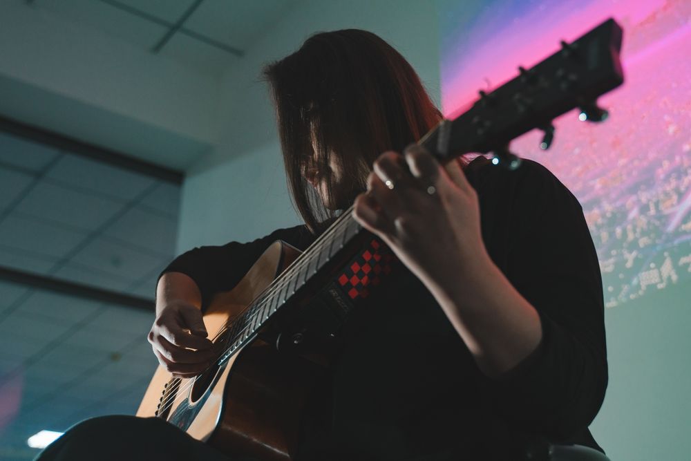 Курсы игры на гитаре и укулеле. Шымкент