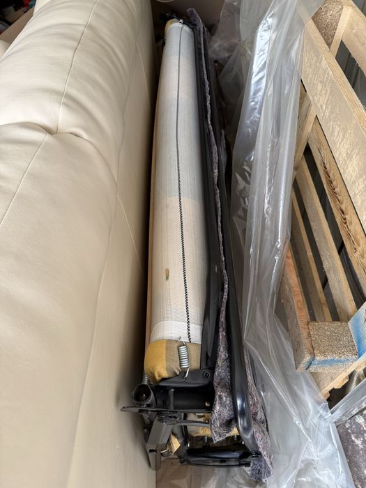 Продавам кожен диван с функция сън