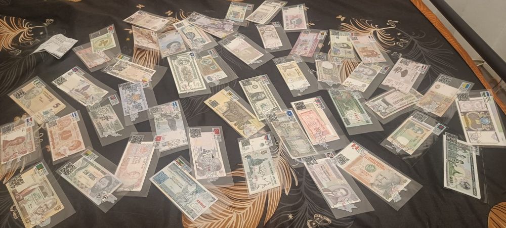 Lot 100 de bancnote din 50 de țări în folii