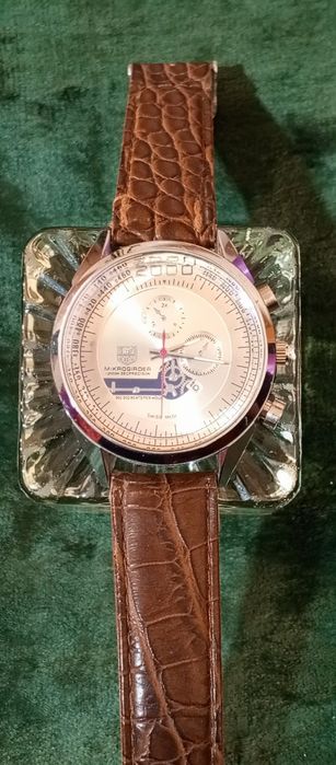 Chiroyli dizaynda ishlangan soat,sport, klassik kiymlarga togri keladi