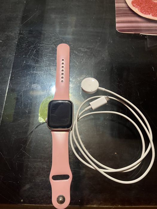 Продавам Apple watch SE
