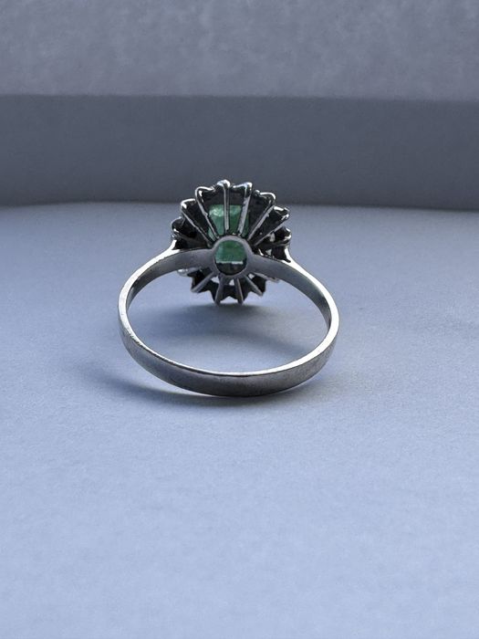 Inel aur alb 18k cu smarald și diamante laterale – mărimea 54