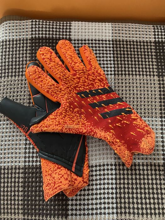 Перчатки Adidas predator красные