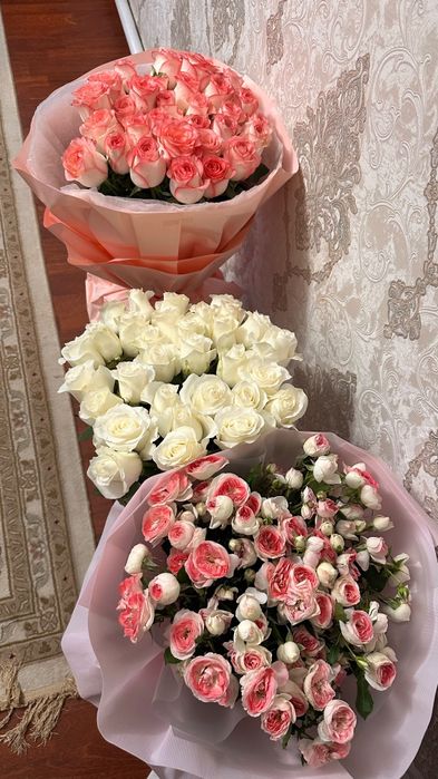 Букеты белых и красных роз