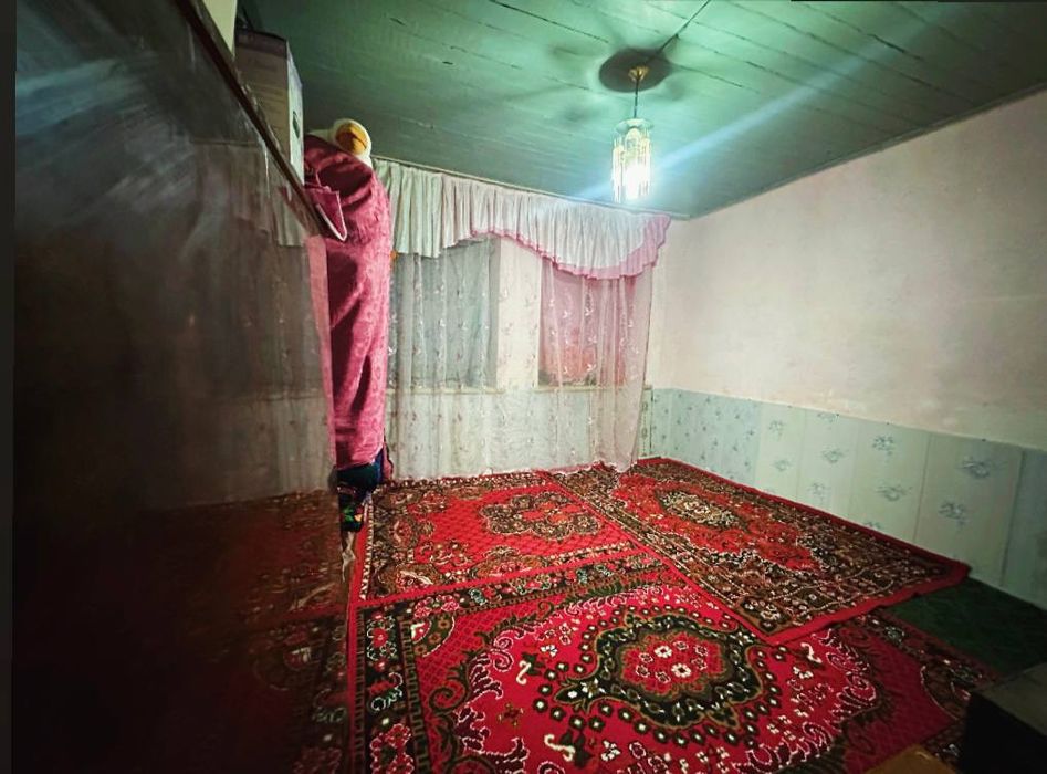 Uy sotiladi. buxoro viloyoti kogon shaharida joylashgan.