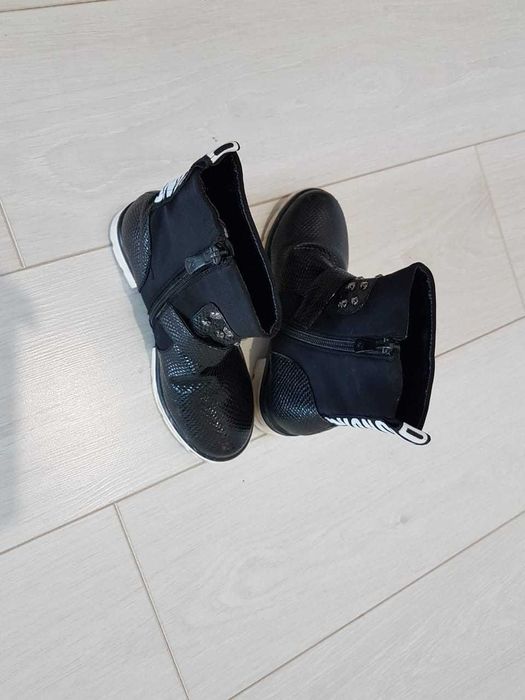 Продам сапожки для девочки