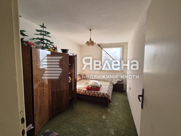 Масивна двуетажна жилищна сграда