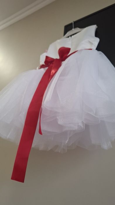 Красивое белое платье для девочки 3,4,5 лет