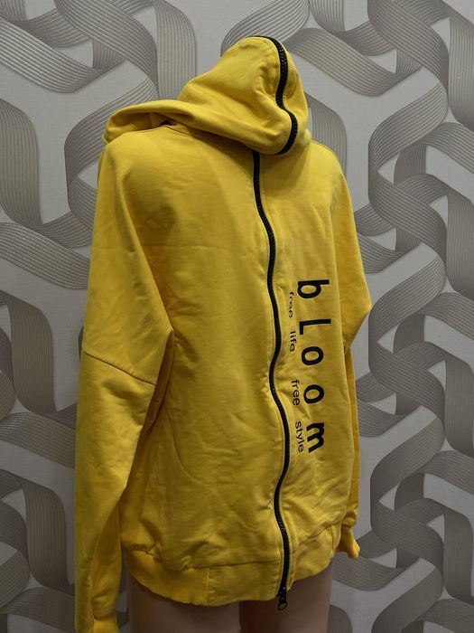 Желтое худи с капюшоном