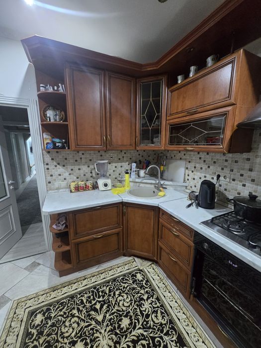 Продам кухонный гарнитур со всеми  оборудованием.