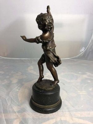 Superbă sculptura realizată din bronz masiv pe soclu din marmura neagra,piesa semnata stare excelentă,impact vizual deosebit h 42 cm