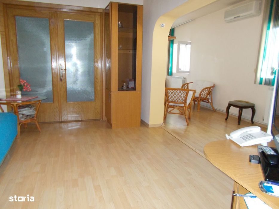 3 corpuri de casa,6 camere ,3 buc, 4 bai ,  2 centrale gaze,+mansarda