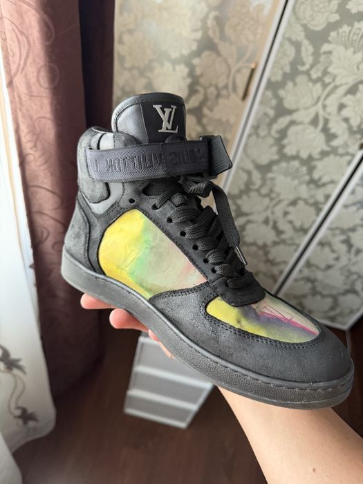 vând adidaşi Louis Vuitton